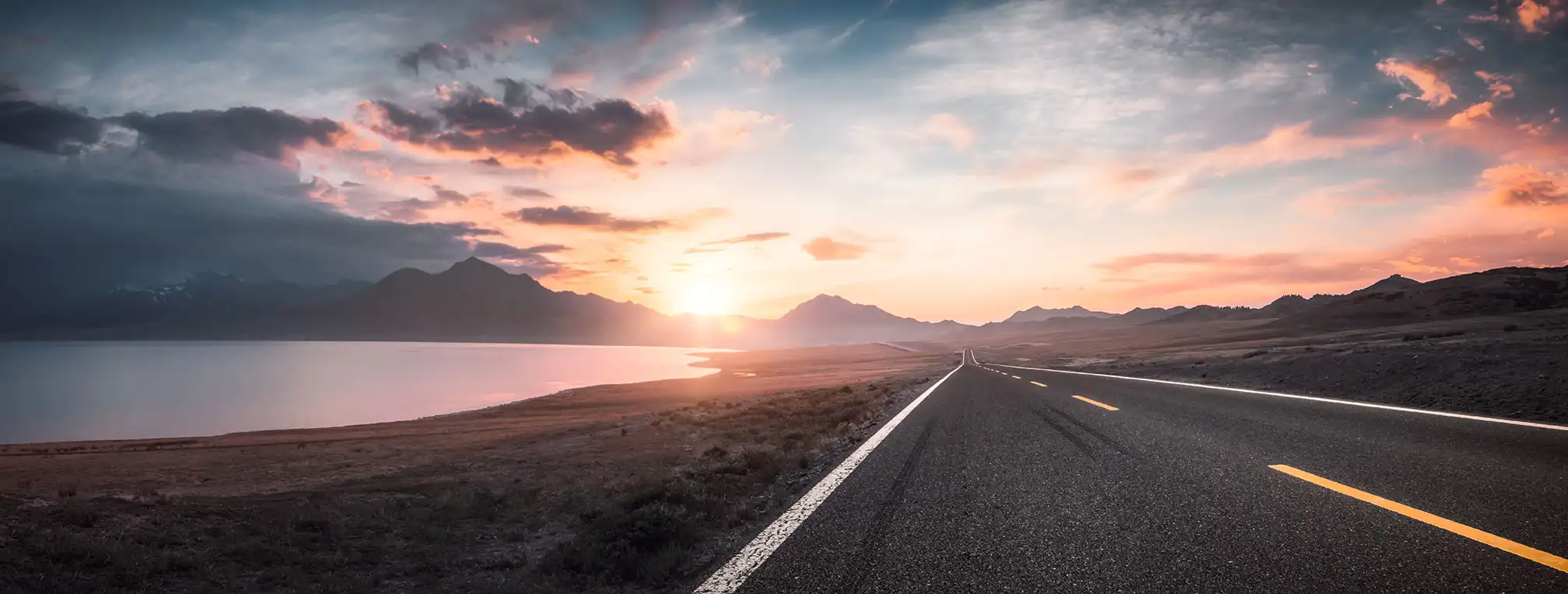 Strada verso l'orizzonte al tramonto