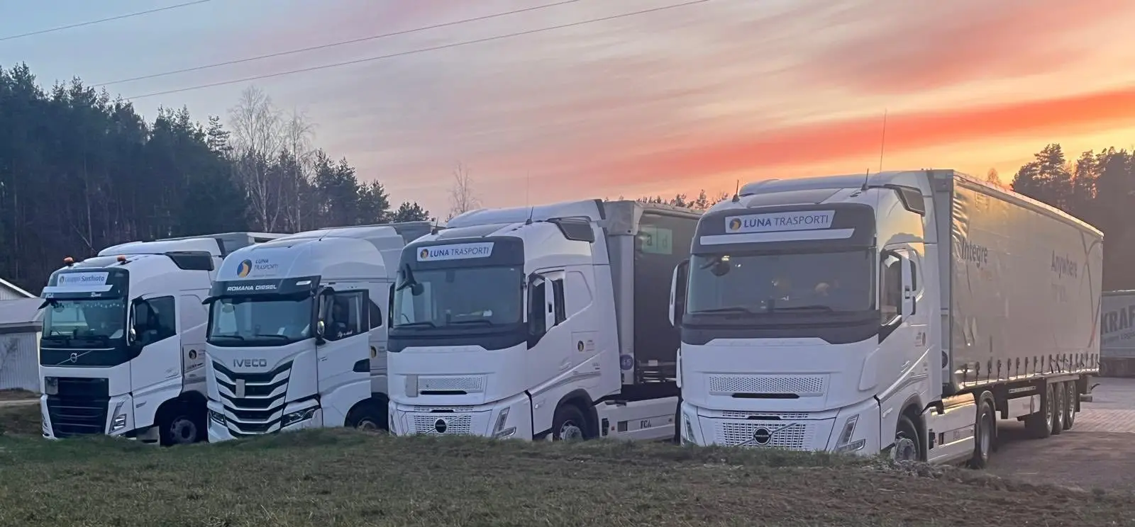 Trattori stradali con livrea Luna Trasporti in sosta al tramonto