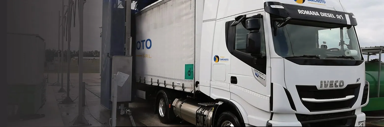 Lavaggio automatizzato di un mezzo pesante con spazzole antigraffio