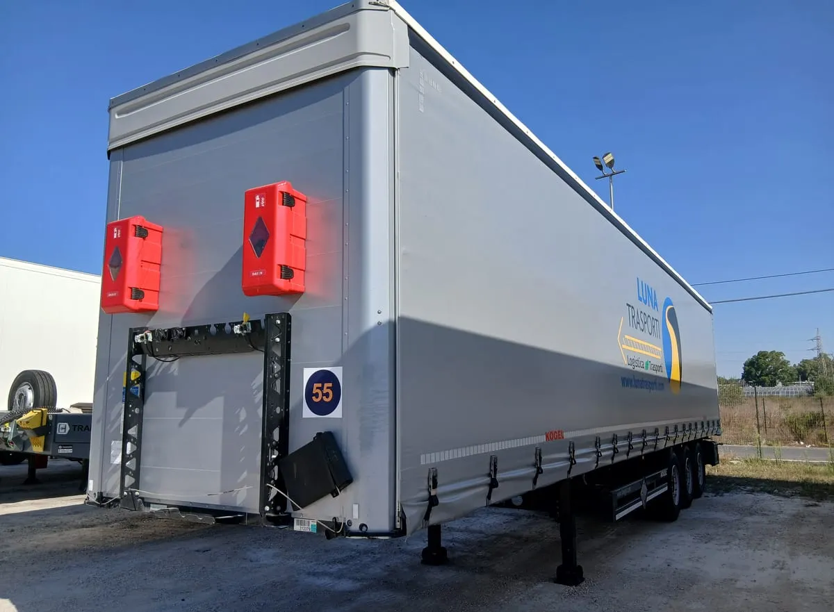 Semirimorchio centinato in livrea Luna Trasporti, disponibile a noleggio