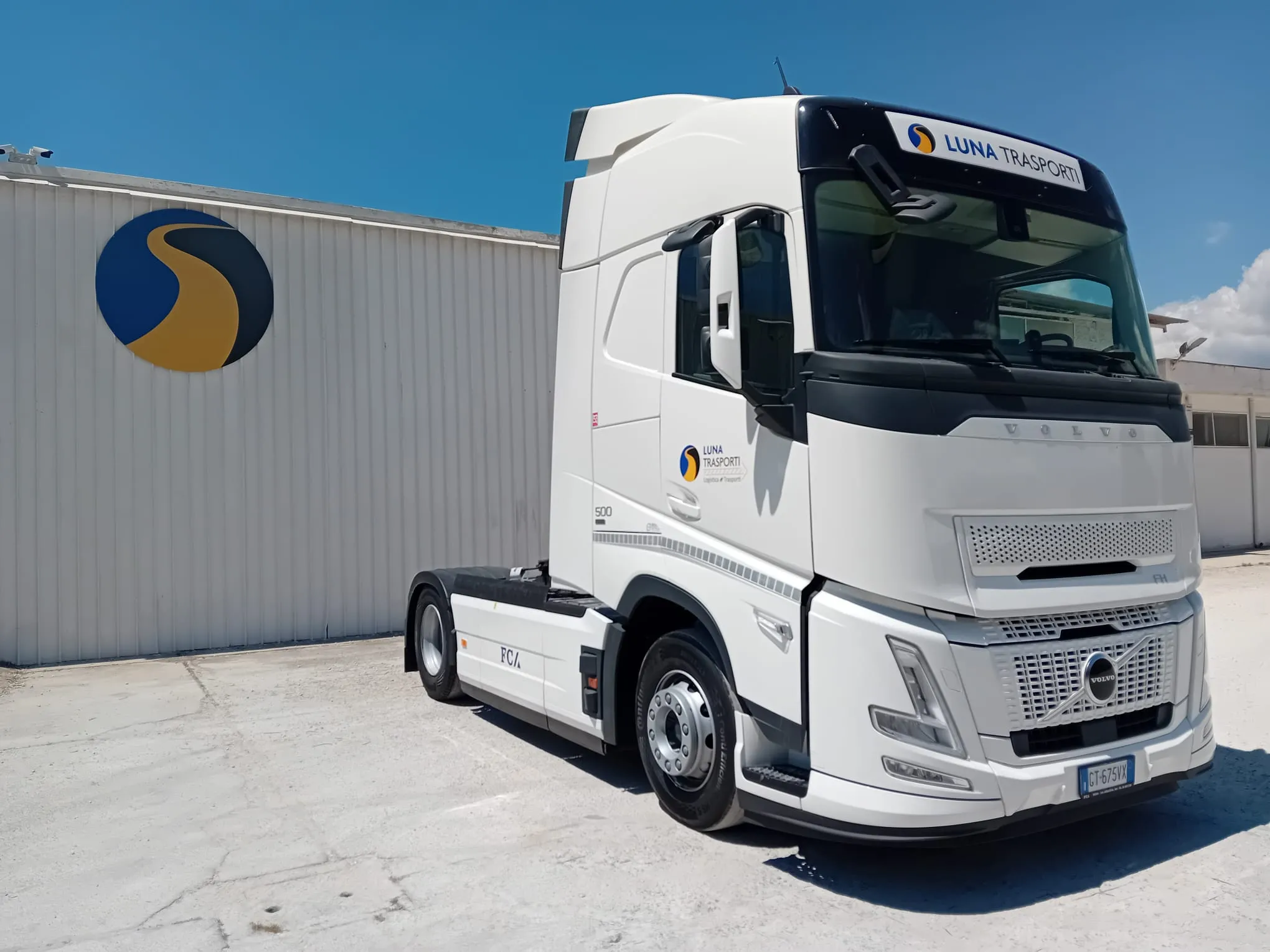Il trattore stradale Volvo FH 500 in livrea bianca Luna Trasporti parcheggiato nel piazzale
